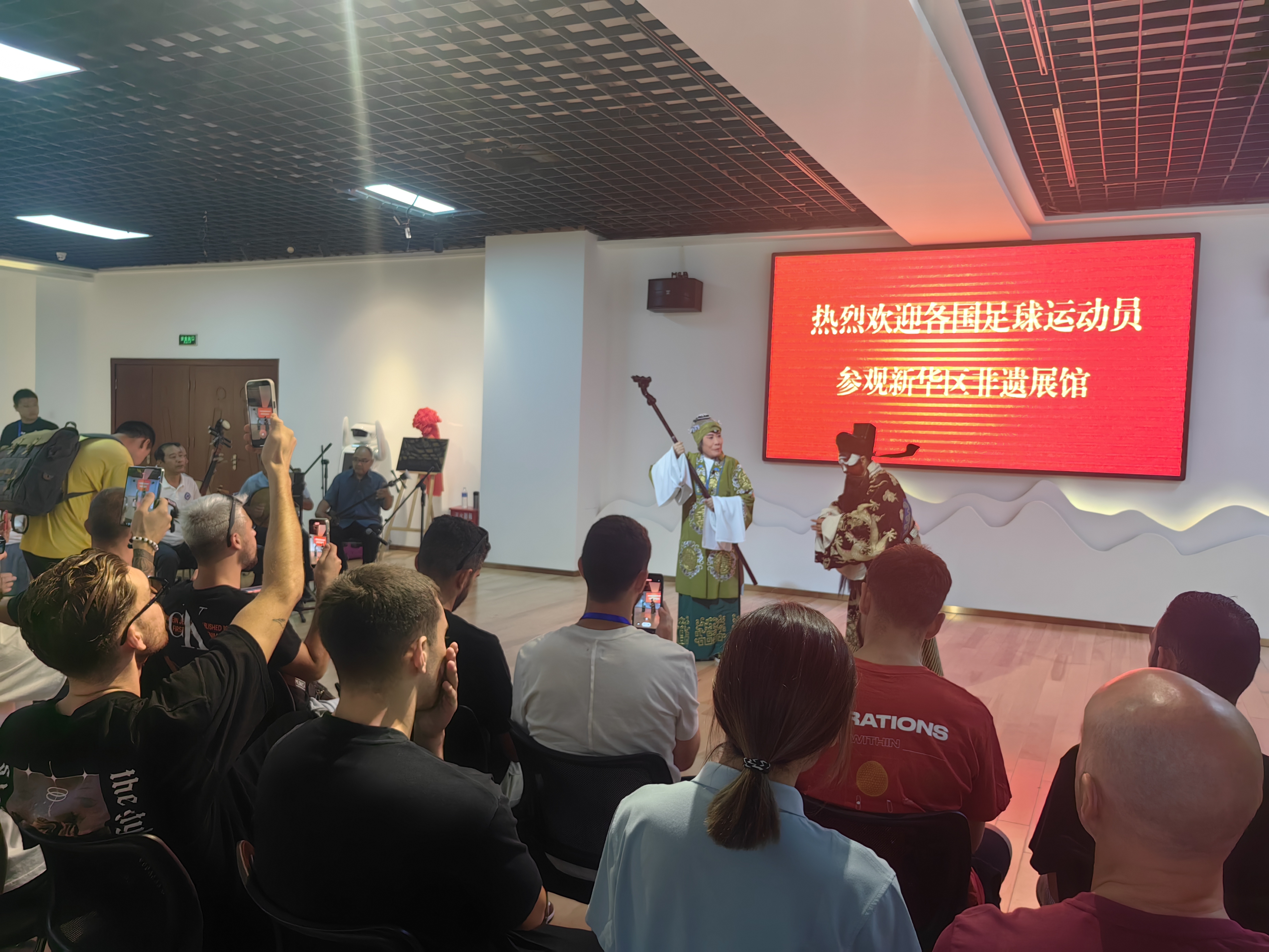 （原创）中国石家庄五人制足球国际争霸赛球员参观新华区非遗展馆_fororder_微信图片_20230905152914