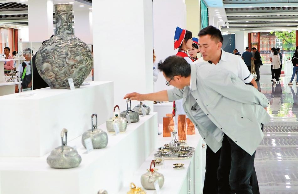 大理鹤庆：赏精品银器 享非遗之美