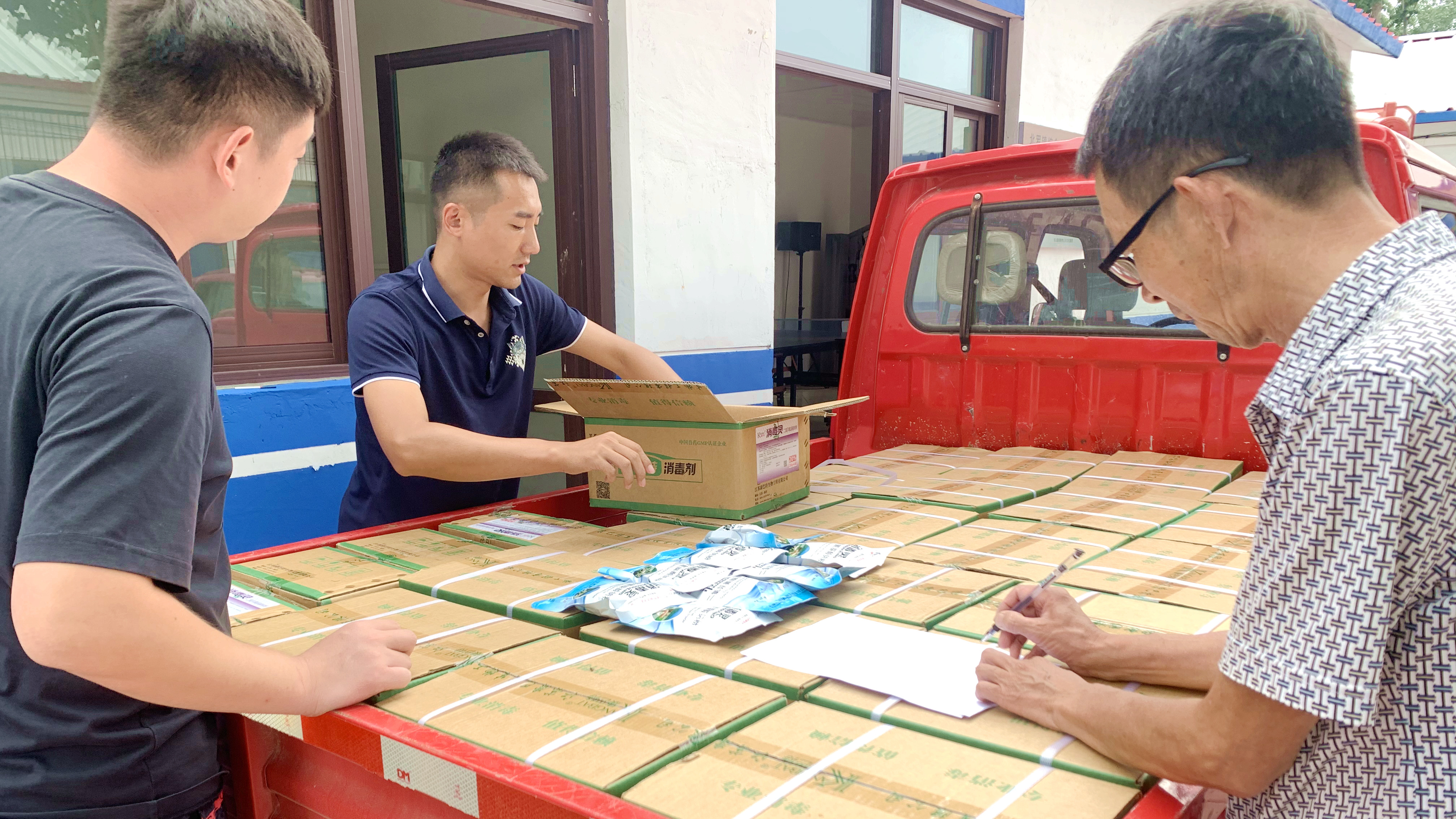 河北唐县：“汛”速行动，有序推进灾后消杀防疫工作_fororder_工作人员发放消杀物资