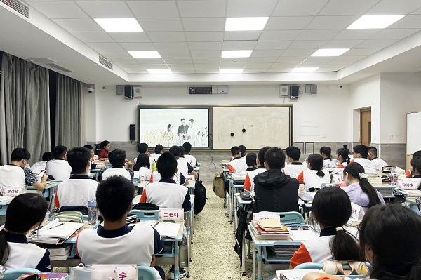 重庆两江新区开学第一课上线 师生家长共上行走的思政课_fororder_2