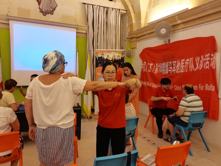 援外日记丨马耳他地中海地区中医中心的老会计康复了