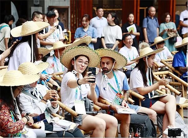 成都大运会青年记者走进洛带古镇体验客家文化_fororder_未标题-2