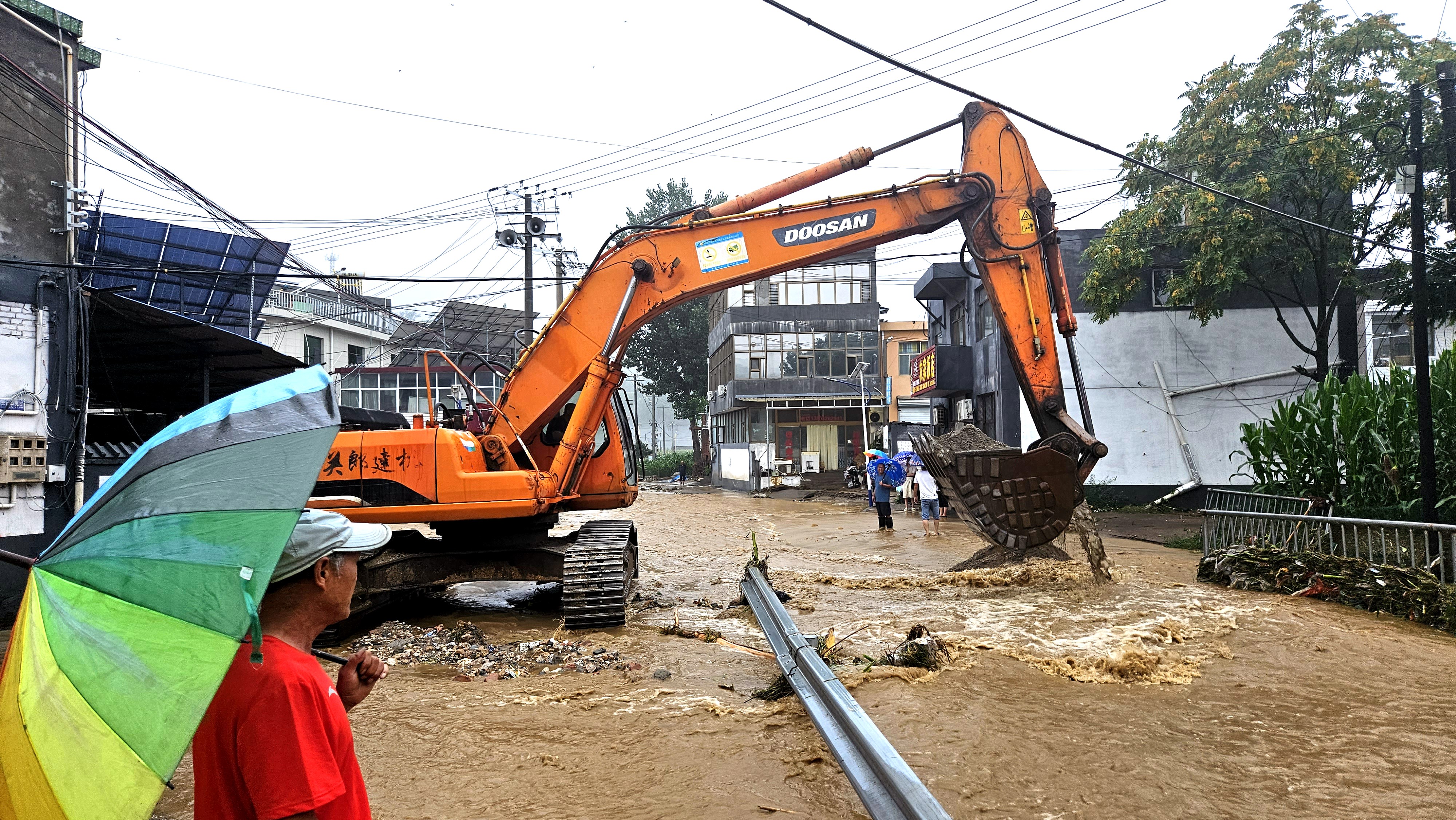 河北唐县：以实干担当书写“风雨大考”答卷_fororder_石门村组织疏浚堵塞沟渠