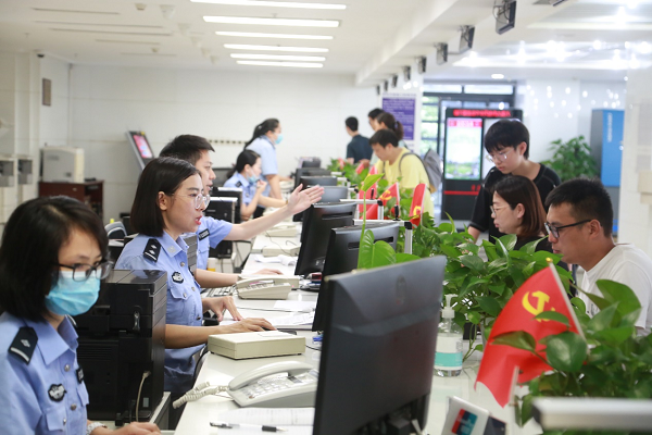 重庆九龙坡警方推出五大惠民服务 助群众快速办理出入境证件_fororder_图片1