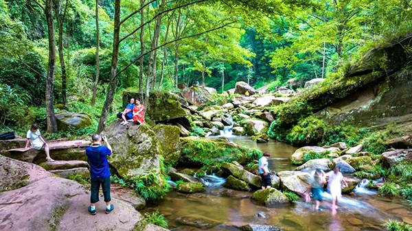 好山好水好凉快丨眉山丹棱黄金峡：四季皆美景_fororder_游客在黄金峡玩耍1-供图-丹棱县委宣传部