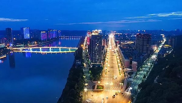 简阳：细致入微 拼出幸福生活图景_fororder_鳌山远眺城市繁华-供图-简阳市融媒体中心