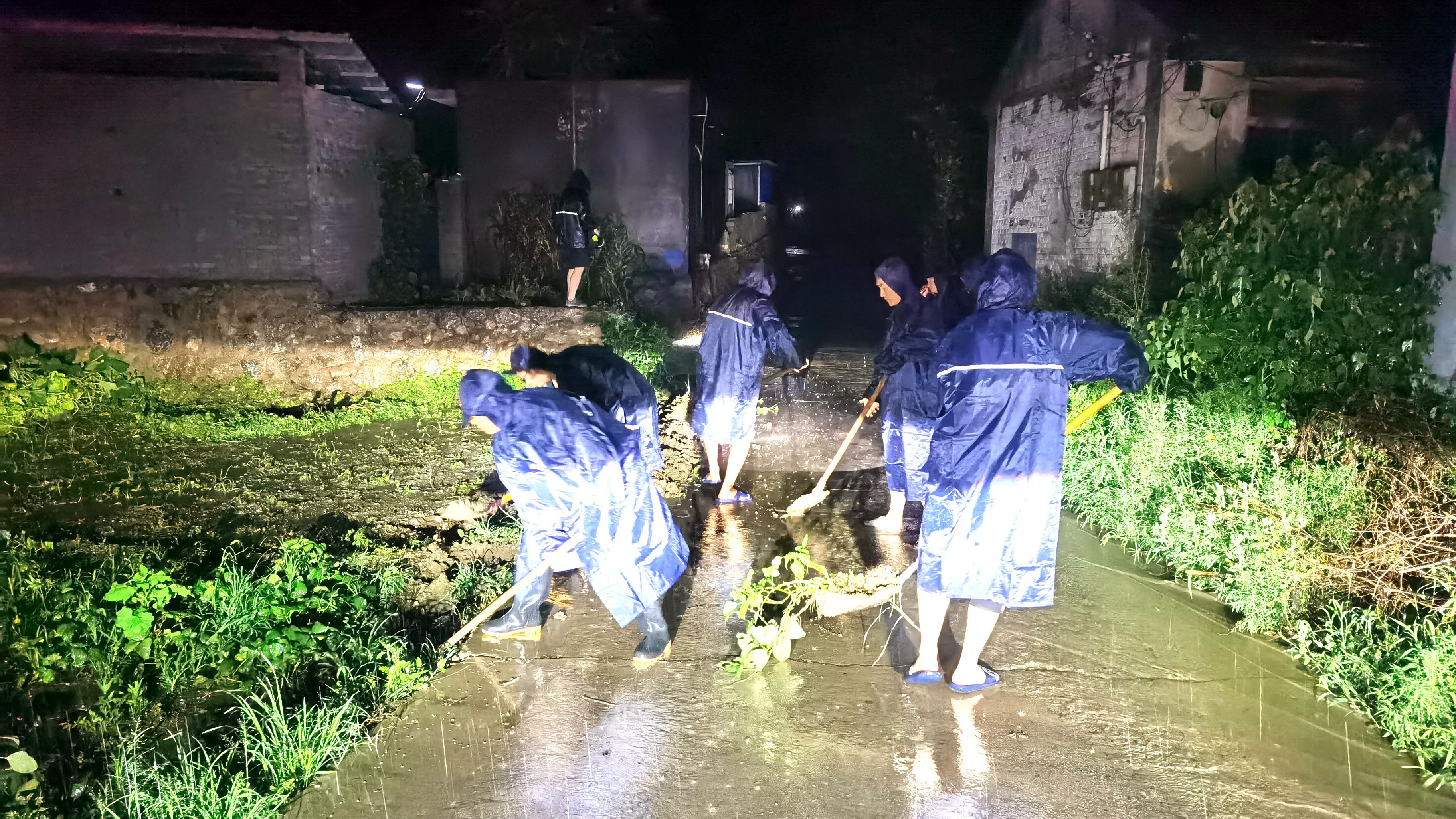 河北唐县：以实干担当书写“风雨大考”答卷_fororder_迷城乡应急小组冒雨紧急排险