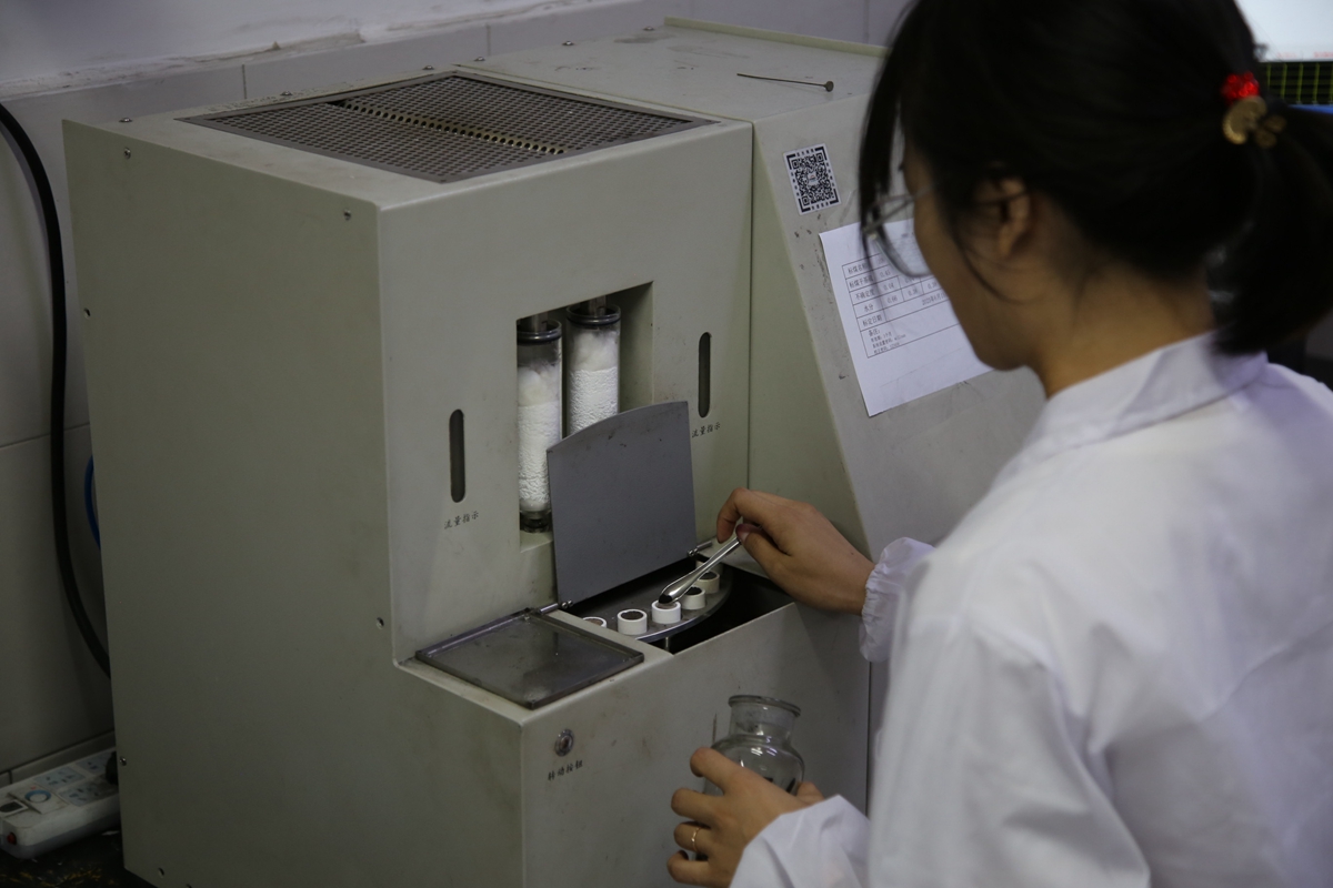 图片默认标题_fororder_实验室人员工作中 摄影 宋王晗
