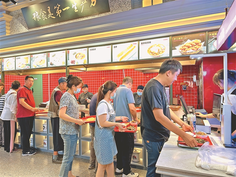 哈尔滨首个“国营大食堂”开门纳客