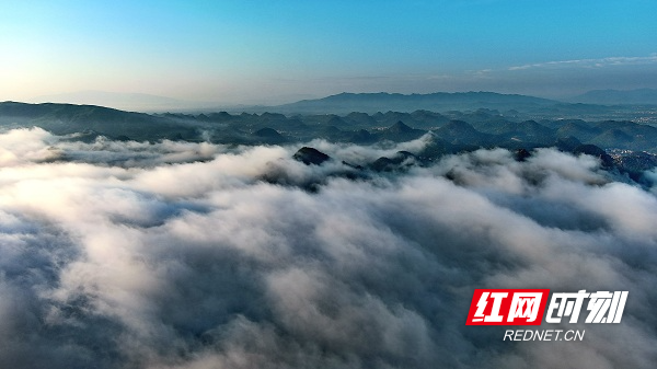 湖南新田：云雾升腾美 山川黛色青