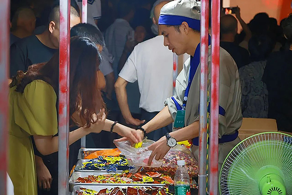 体验西充有机慢生活 感受非遗好时光_fororder_市民游客购买非遗美食-供图-西充县文化广播电视和旅游局