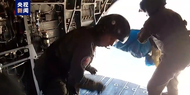 摩洛哥出动直升机持续为地震灾区空投救灾物资