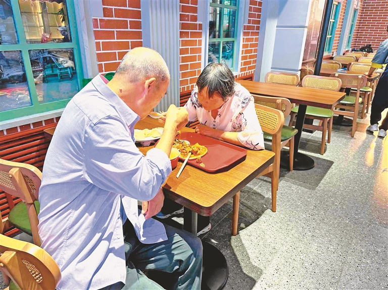 哈尔滨首个“国营大食堂”开门纳客