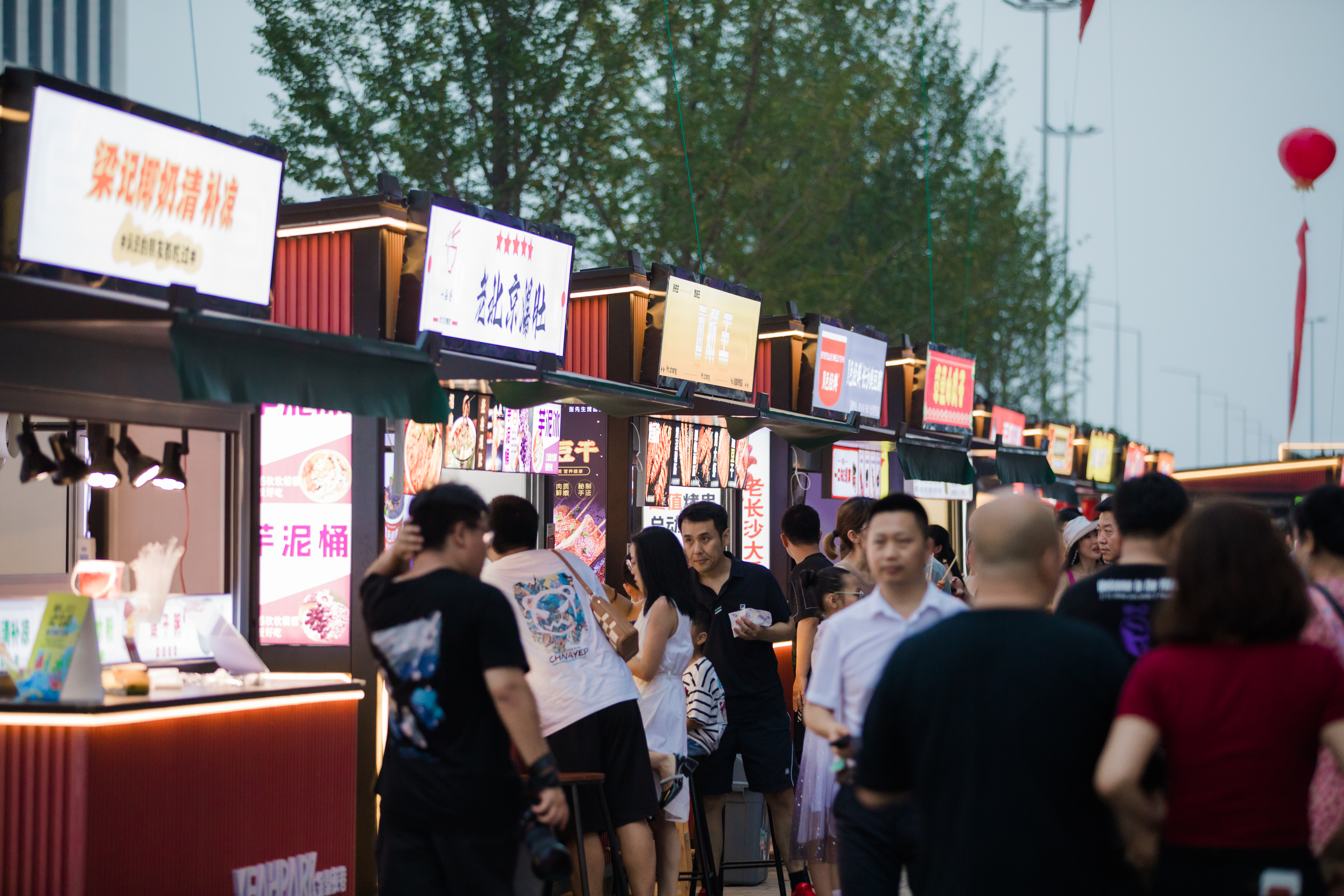再添时尚创意街区！YEAHPARK·金鼎夜巷在青开街 新“夜”态激发城市消费新活力