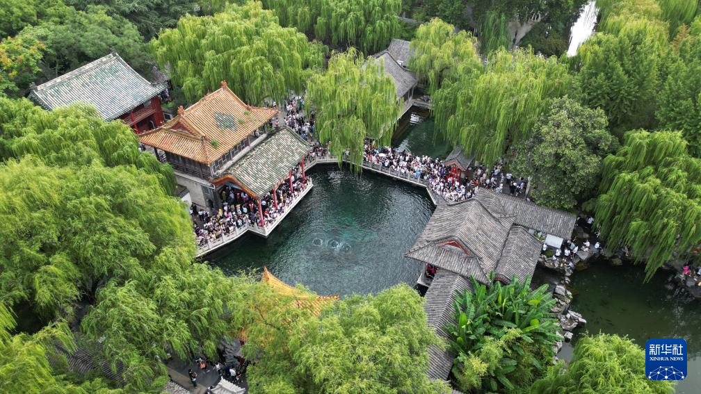 泉城济南：泉涌迎客来