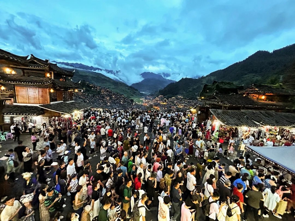 西江千户苗寨暑期旅游持续火爆 景区服务升级 秩序井然_fororder_640 (1)