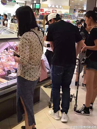 王思聪疑似又换女友 陪逛街血拼显男友力