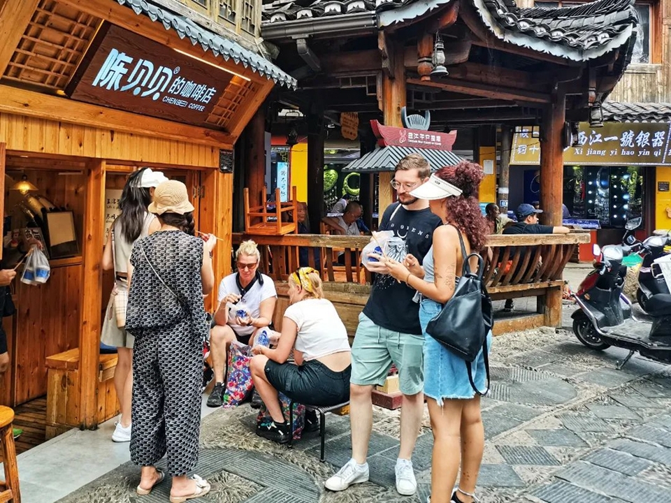 西江千户苗寨暑期旅游持续火爆 景区服务升级 秩序井然_fororder_640