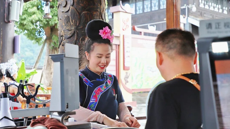 西江千户苗寨暑期旅游持续火爆 景区服务升级 秩序井然_fororder_640 (4)