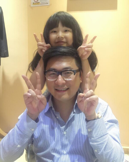 王岳伦晒与女儿合影 父女俩表情动作神同步(图)