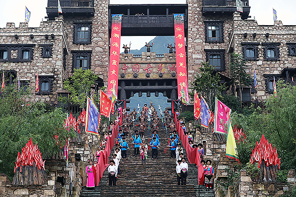 中国古羌城独具特色的人文旅游“火”起来_fororder_中国古羌城景区举行开城仪式-供图-中新社
