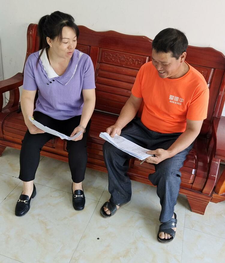 广西凤山：强化后续管理 万名农民变“新市民”_fororder_6B7A27BC-4FE8-4404-A0D7-C8D49AF1B59F