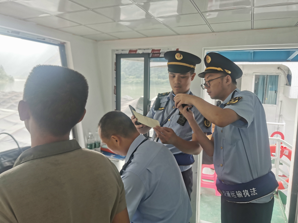 重庆：乌江航道上推行“说理式”执法 轻微违法首违或可免处罚_fororder_图片1