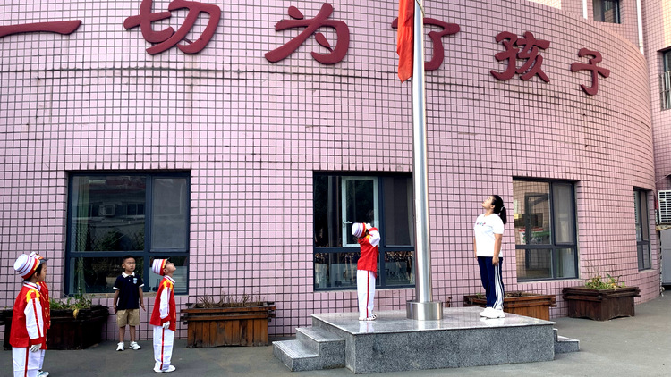 河北唐县：爱国教育 从娃娃抓起_fororder_升旗仪式现场