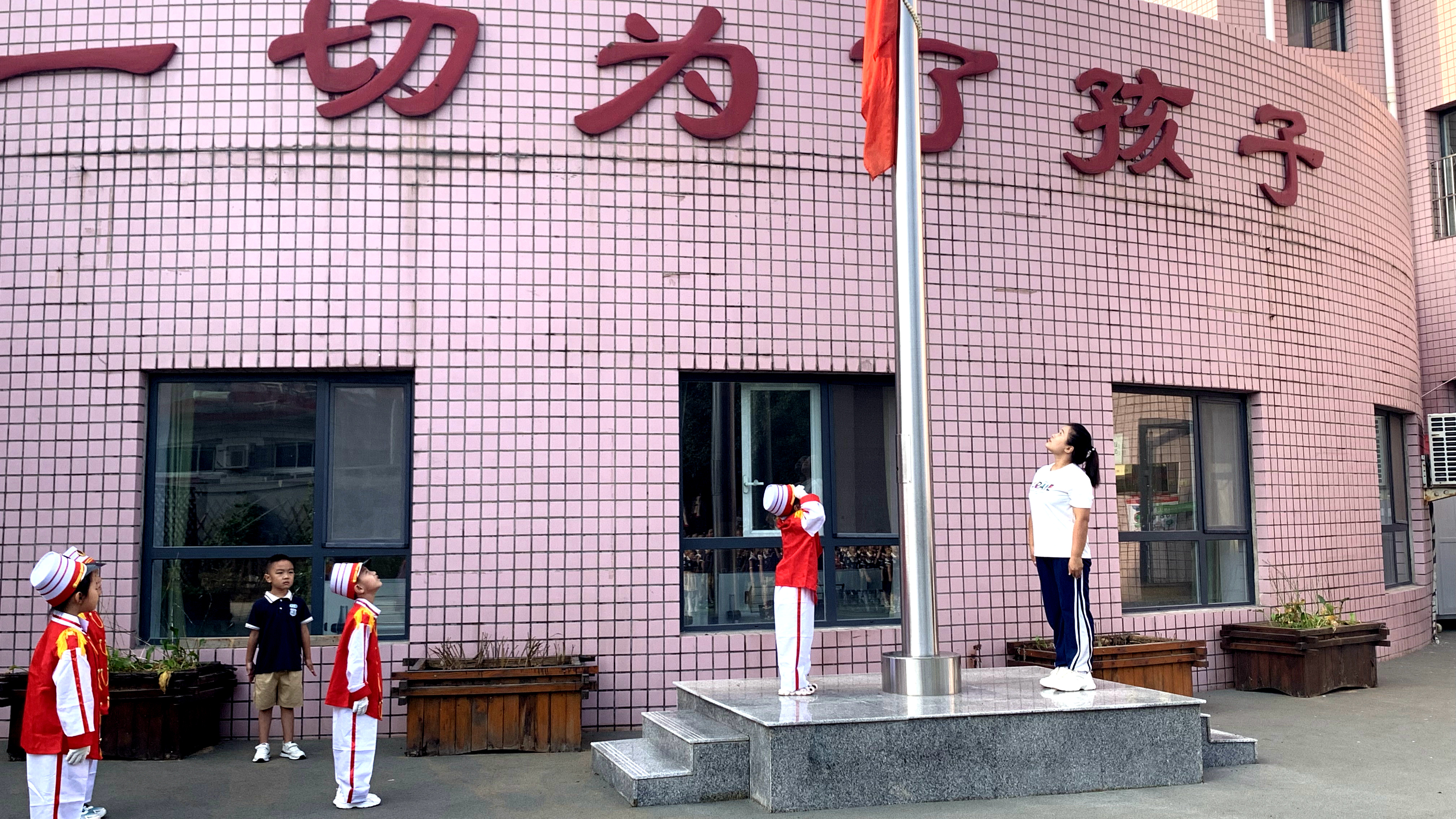 河北唐县：爱国教育 从娃娃抓起_fororder_升旗仪式现场