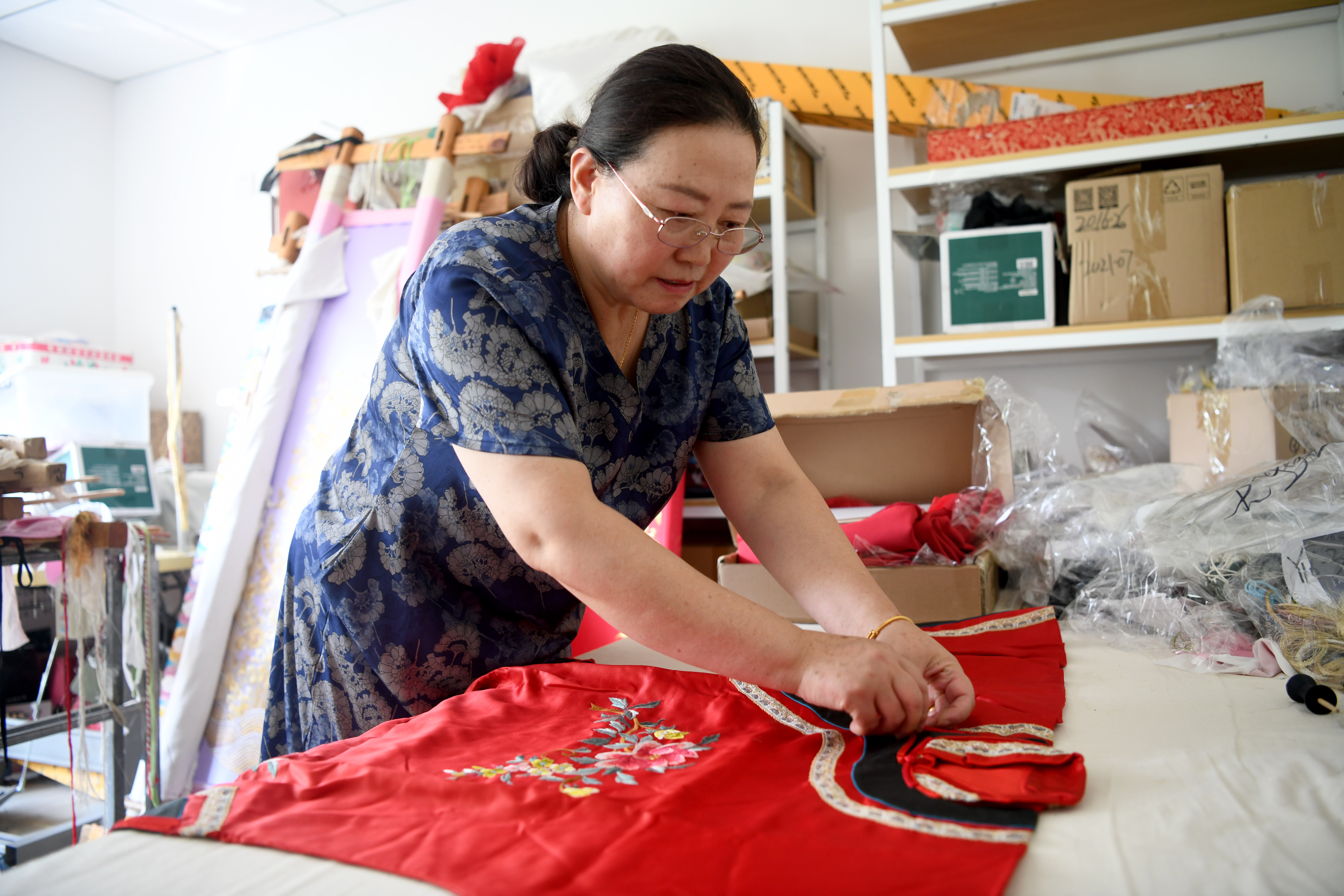 河北隆化：一针一线绣出幸福生活_fororder_7