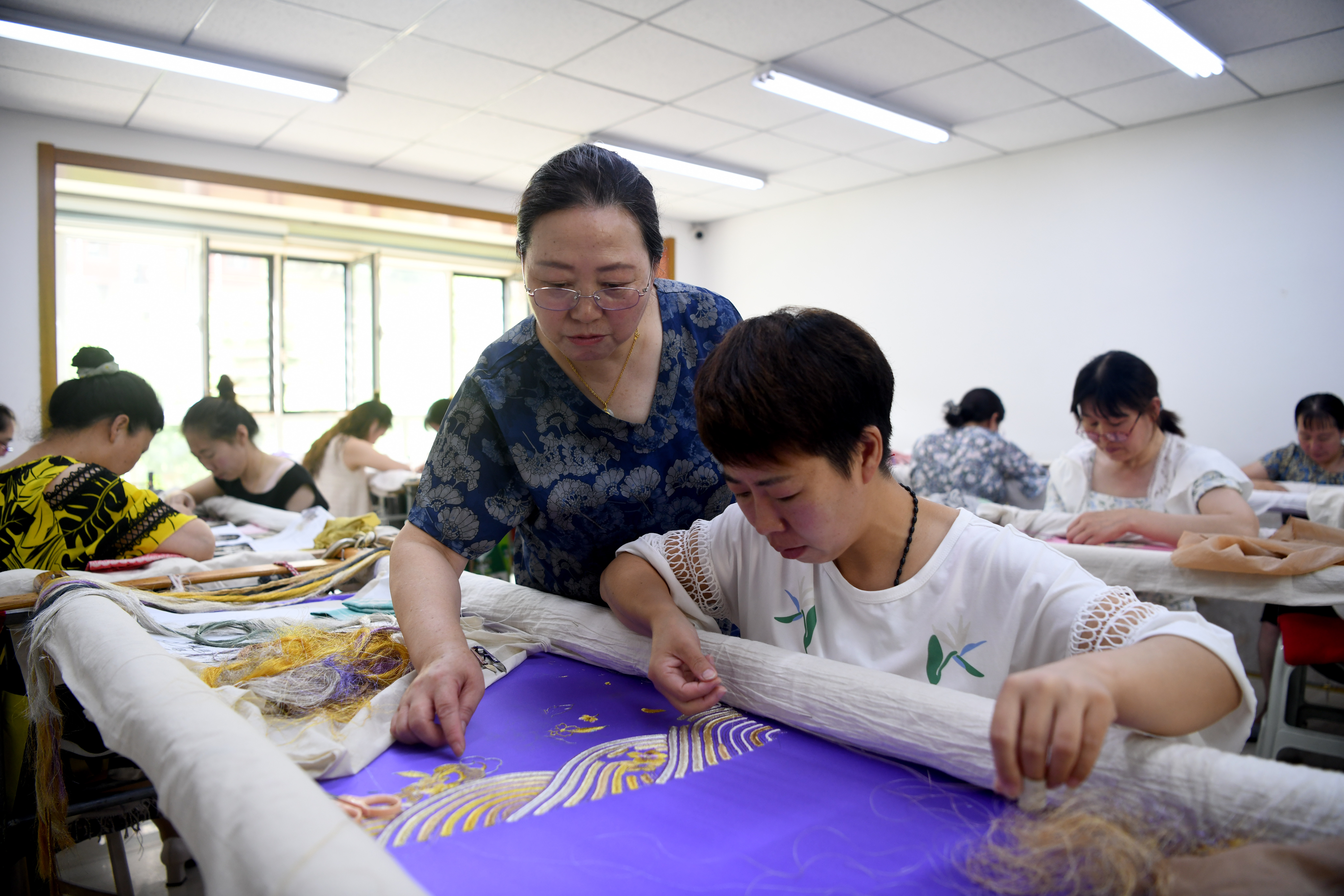 河北隆化：一针一线绣出幸福生活_fororder_6