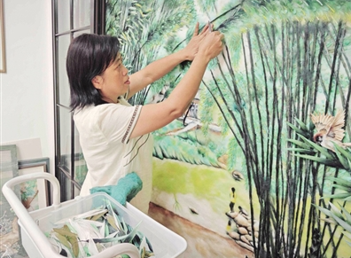 非遗传承人在墙壁上创作棉絮画 4年用棉花“拼出”《竹林小屋》_fororder_微信图片_20230920085823