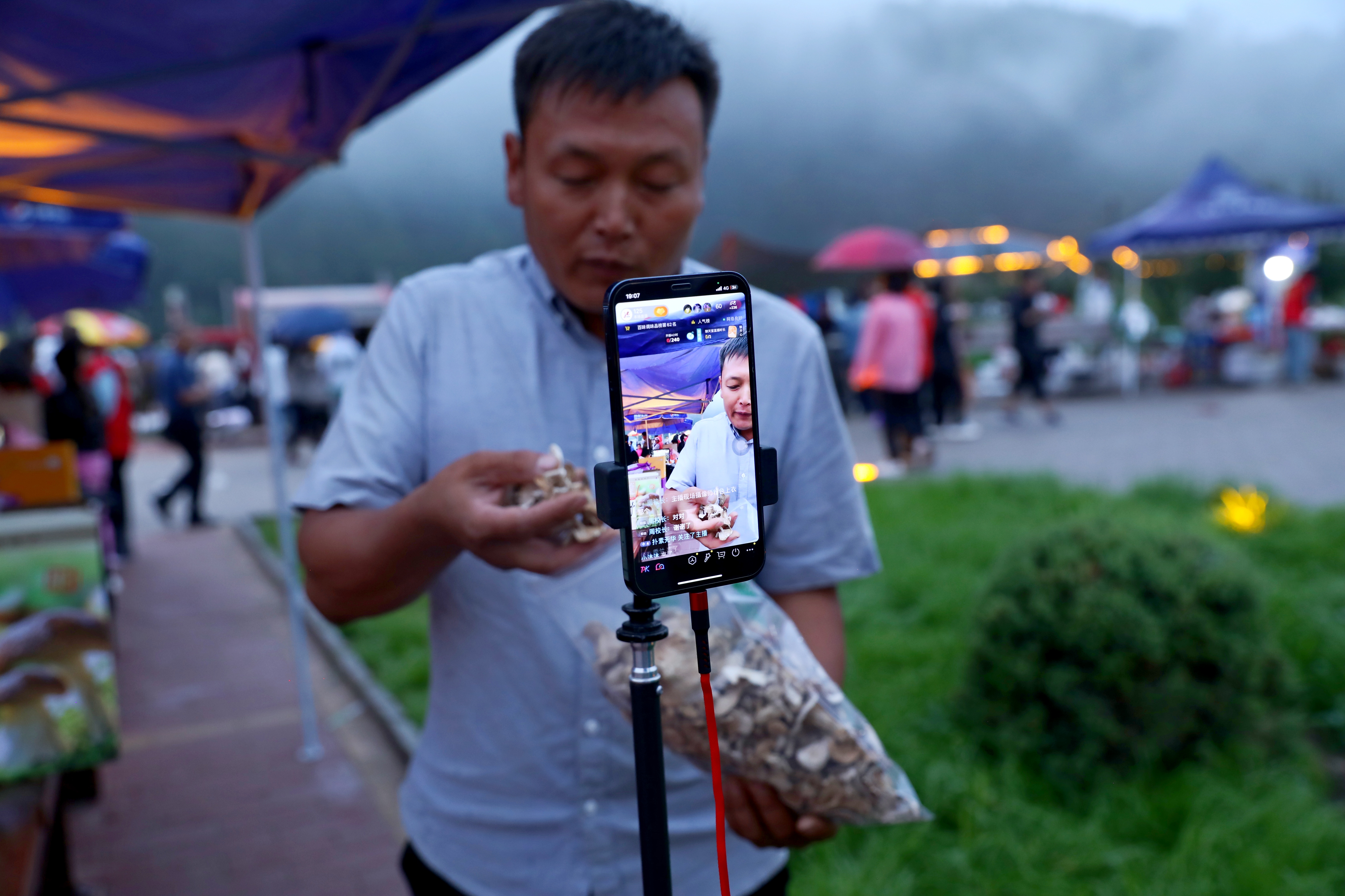 图片默认标题_fororder_细雨中“土特产”白蘑直播售卖 张丹摄