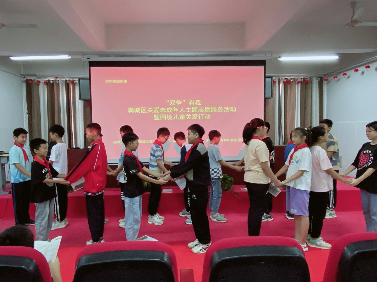 图片默认标题_fororder_现场学生们手拉手，彼此互相倾诉着心里的话 摄影 刘俊敏