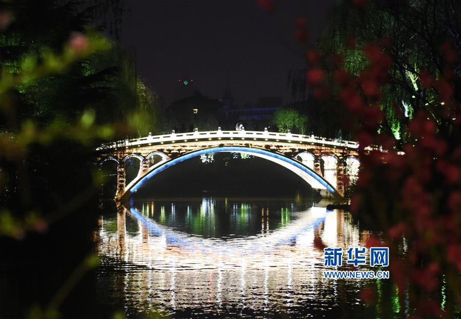 山东济南：大明湖春日夜色美