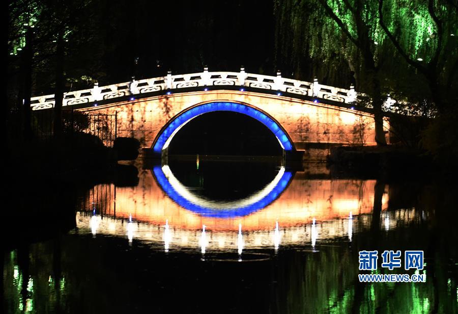 山东济南：大明湖春日夜色美
