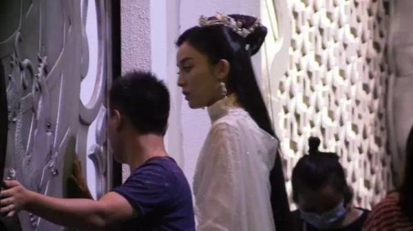 古力娜扎横店拍戏 张翰带全家看望
