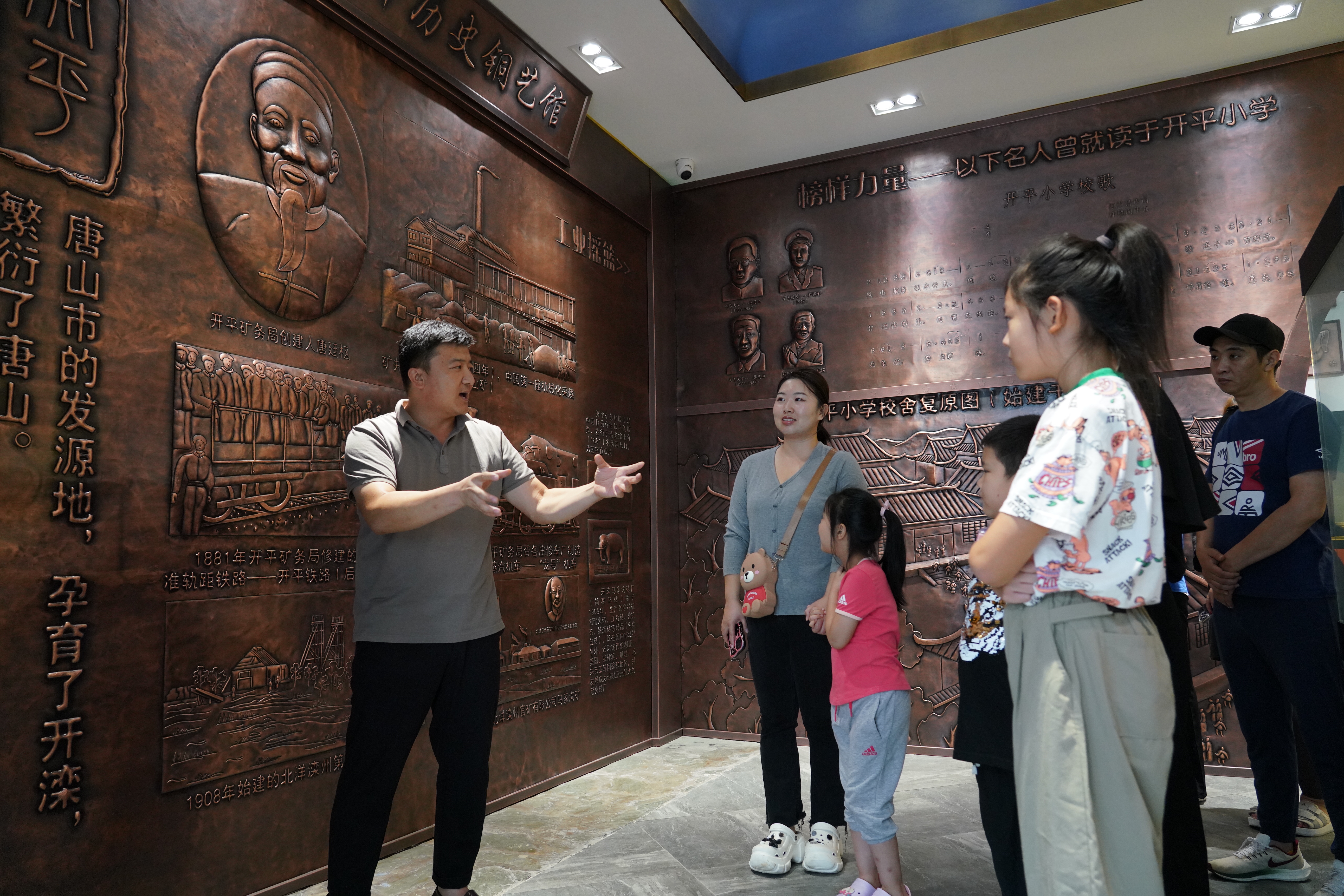 图片默认标题_fororder_2于福胜向社区群众宣传家乡文化，传承传统文化，引导大家热爱家乡，热爱祖国。何川摄.JPG