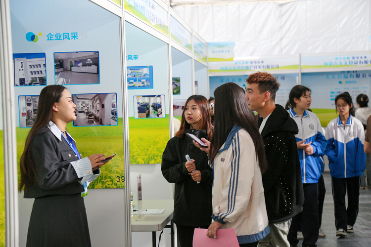 提供就业岗位8.18万个 2023年内蒙古就业创业推进会暨秋季大型招聘会举行_fororder_331A7417
