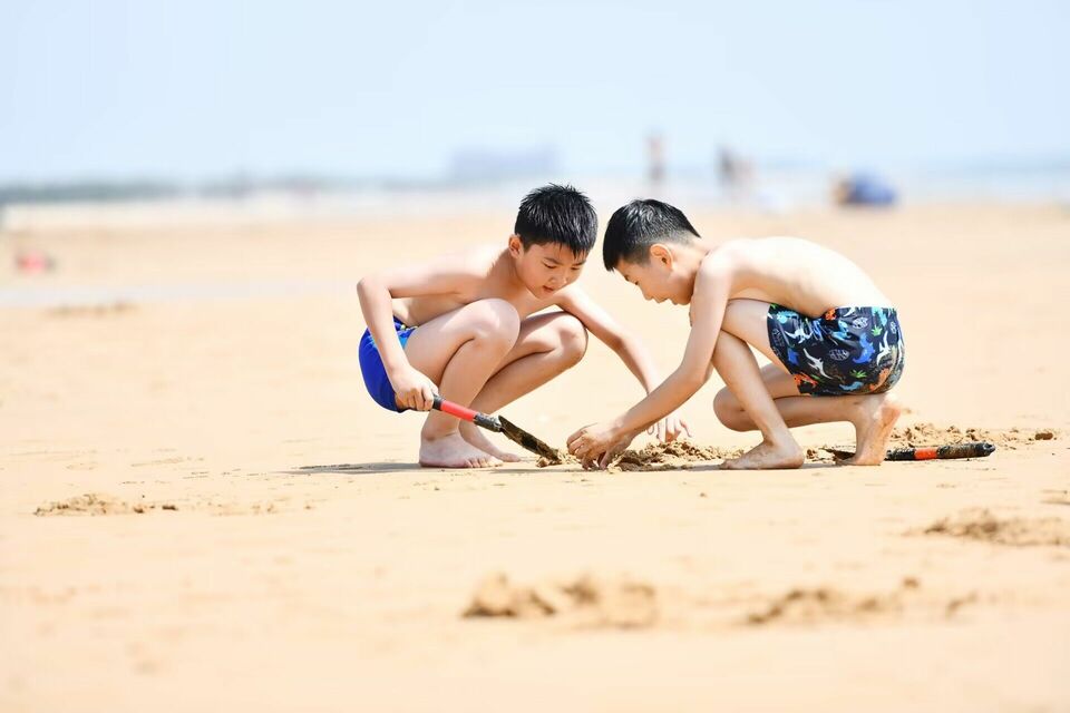 日照：初秋海滨游人如织