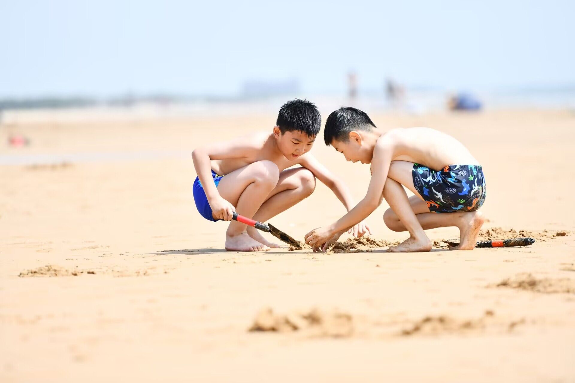 日照：初秋海滨游人如织