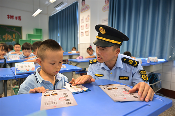 重庆巴南交通执法部门：举行绿色出行宣传月 倡导市民低碳生活公交出行_fororder_图片1