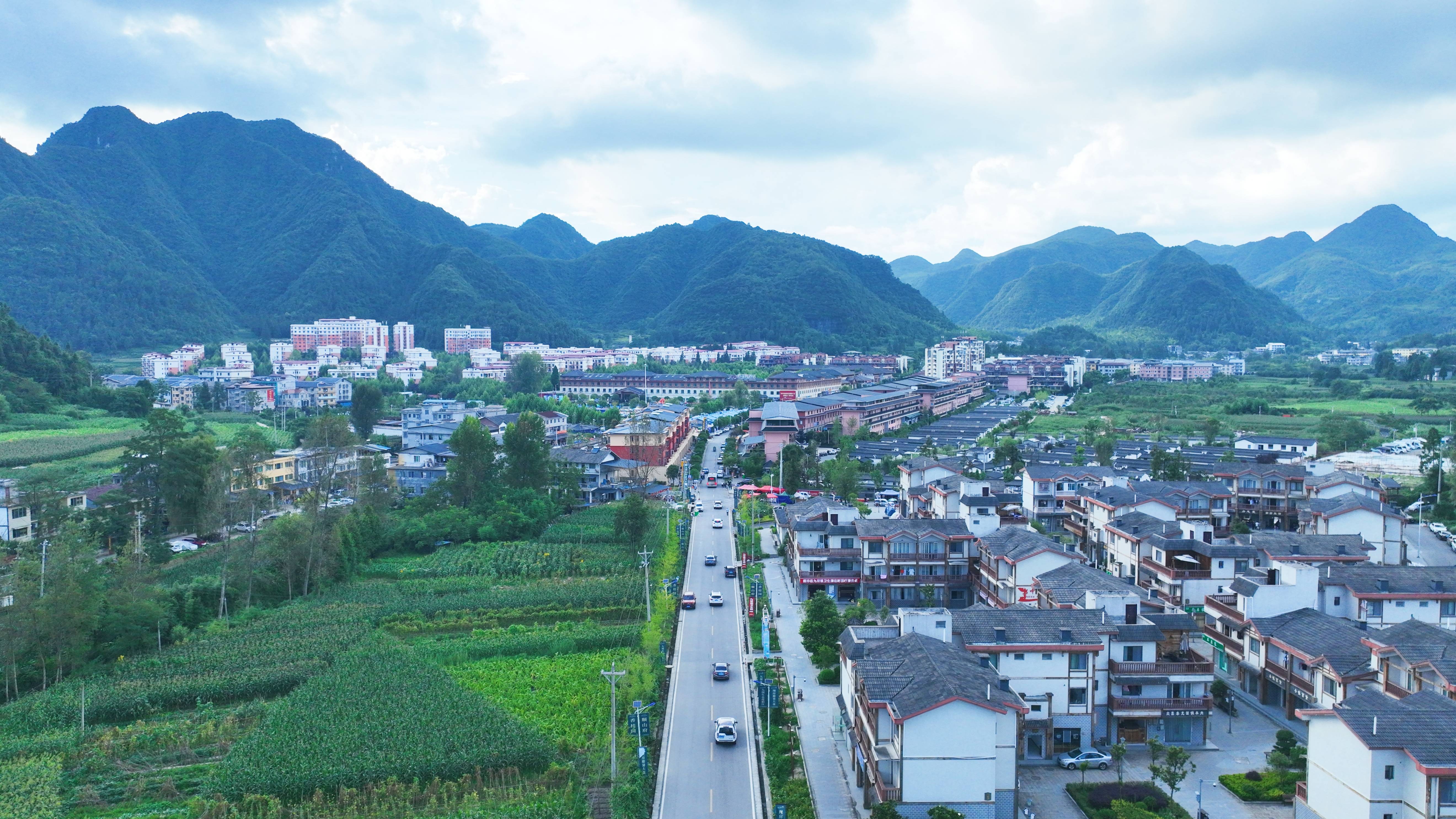 探寻桐梓“村晚”的“流量密码”——黔北乡村“凉资源”中的“热场面”背后