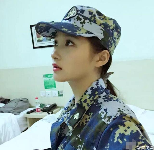 爸爸晒关晓彤军训照 同学全是高颜值美女