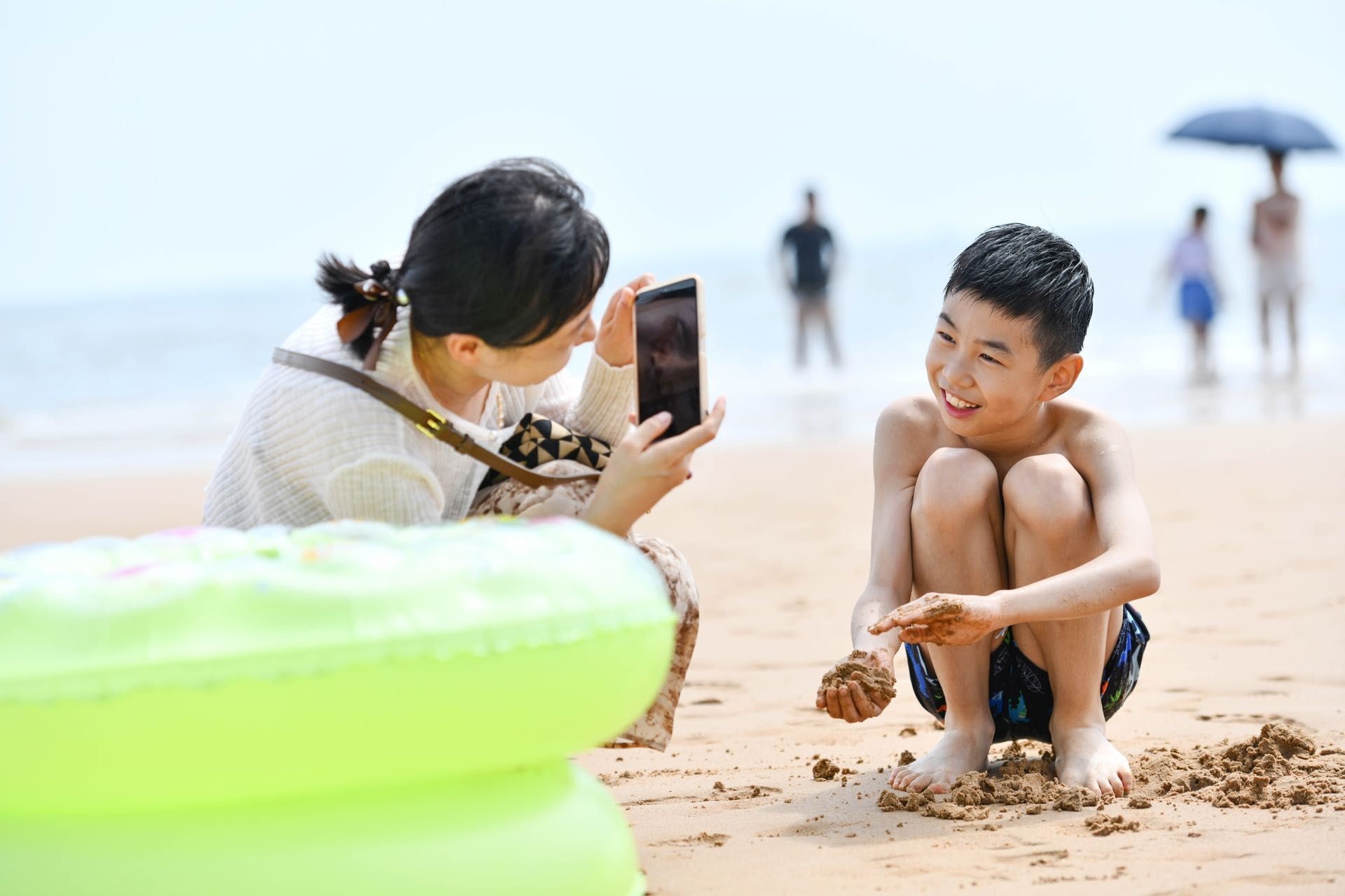 日照：初秋海滨游人如织