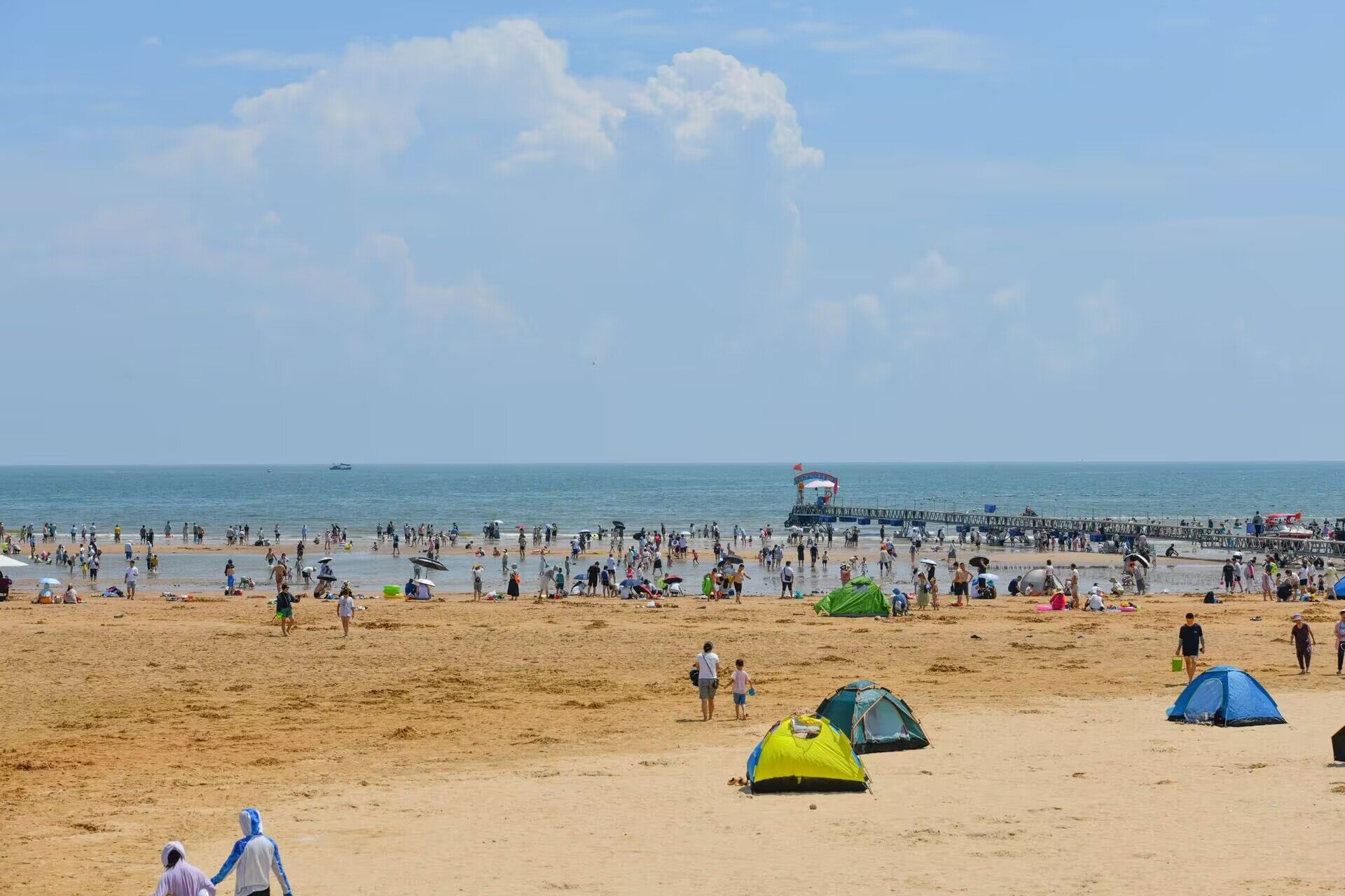 日照：初秋海滨游人如织