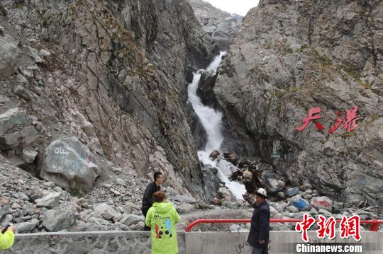 新疆天山公路秋景美如画