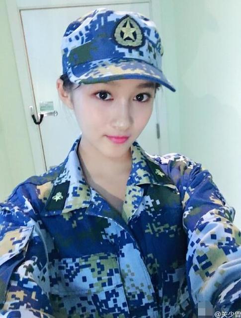爸爸晒关晓彤军训照 感慨“儿行千里母担忧”_娱乐_腾讯网
