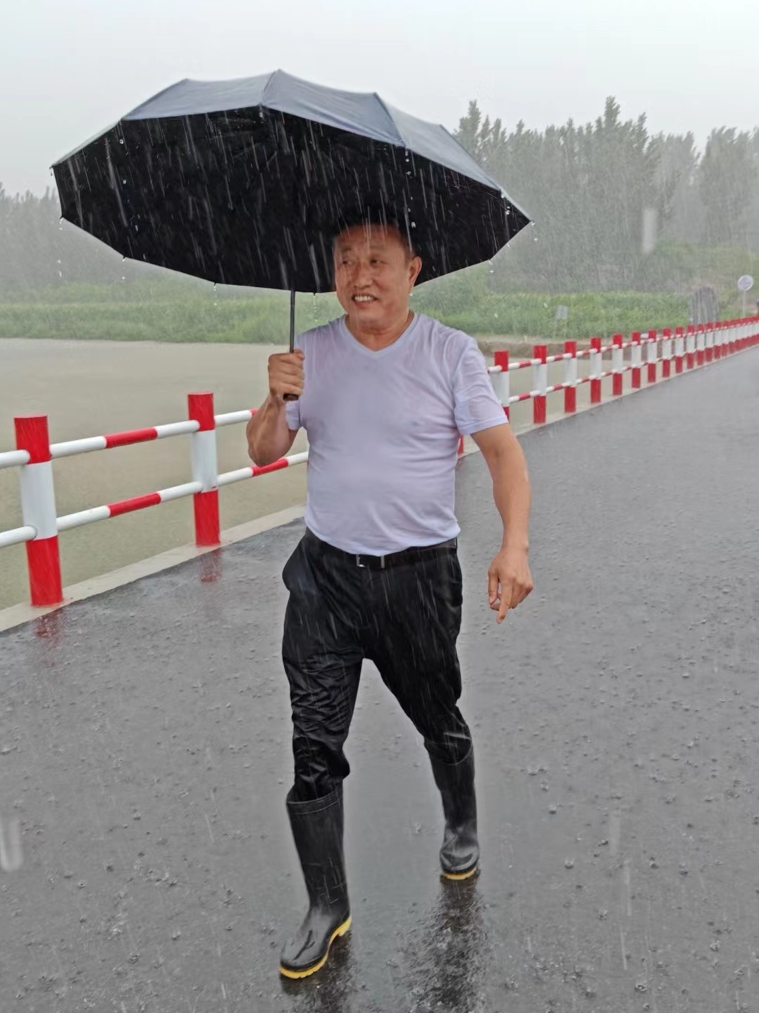 保定市徐水区师立军：党员干部要做百姓的“主心骨”_fororder_师立军冒雨巡河 摄影 周楠