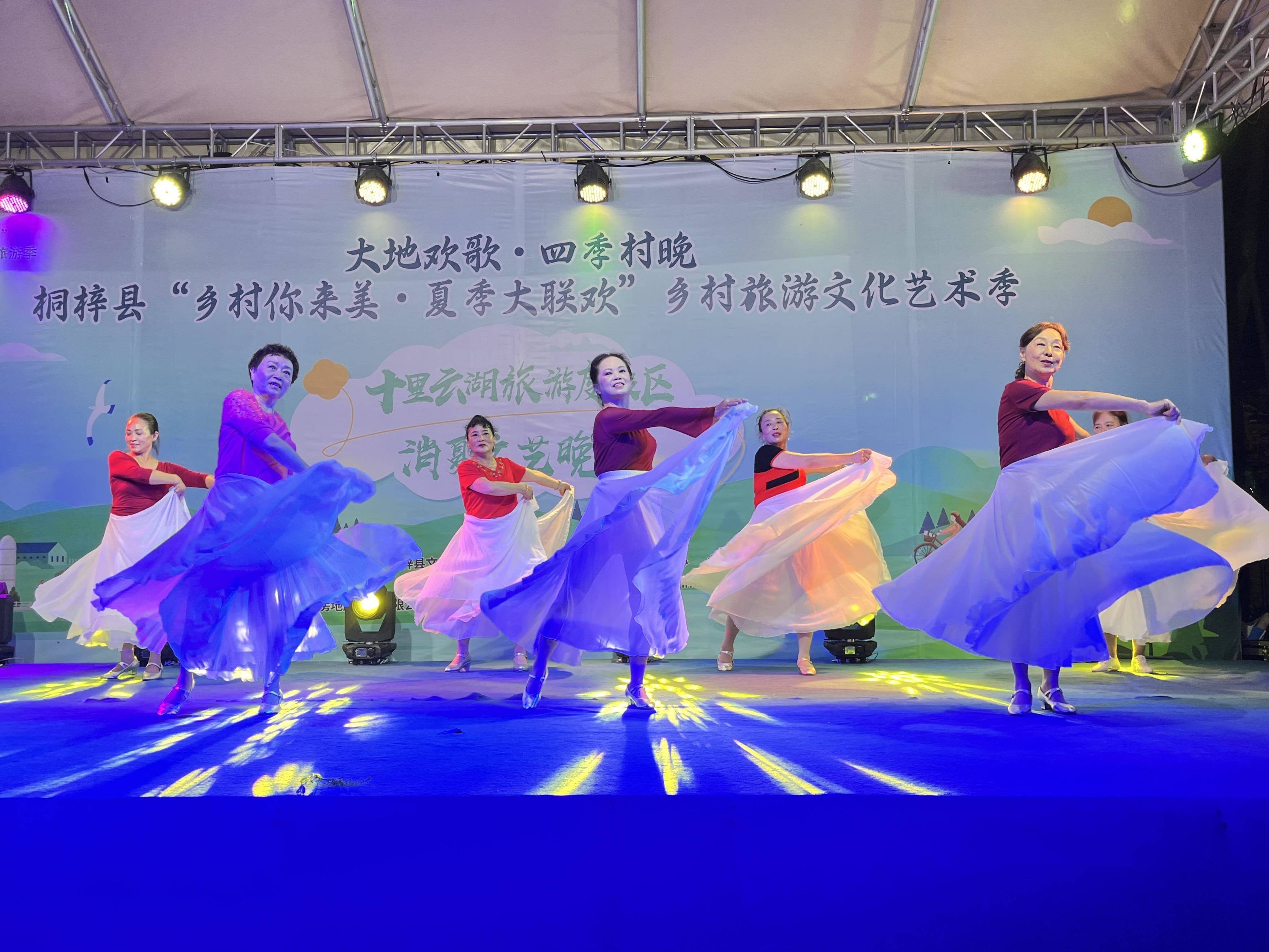 探寻桐梓“村晚”的“流量密码”——黔北乡村“凉资源”中的“热场面”背后